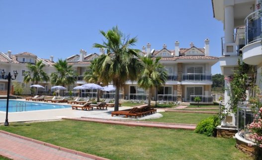 <p>Blue Green apartments in Calis Beach is a complex of apartments located around a large swimming pool with extensive landscaped garden in 5 minutes by walk from the famous Calis beach in Fethiye. Blue Green E1 apartment is located on the ground floor and can accommodate up to 5 people.<br />
 </p>
