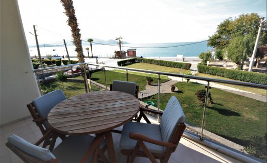 <p>This luxury apartment suitable for 4 people is located at Saros Apartments complex right on the Calis beach! The windows offer amazing views to Calis Beach and Fethiye Bay. The apartment has been expensively renovated, and all the inside furniture is tastefully selected. The building has an elevator that allows guests to easily access the courtyard, where the large shared pool and barbecue area are located. The famous Calis Beach is a stone's throw away, making this apartment ideal for people with disabilities and parents with little children.</p>
