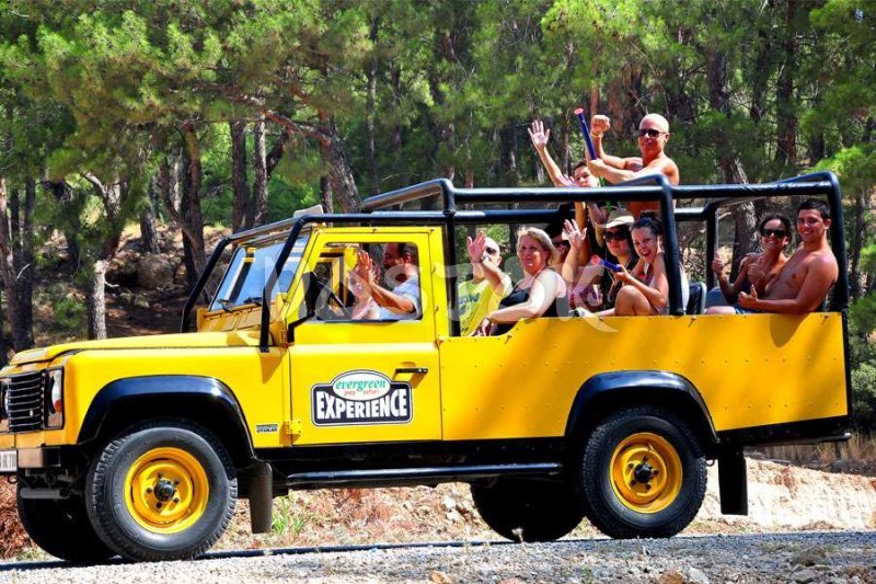 Why do not driver of Land Rover Defender look to the camera - Land Rover Safari from Hisaron